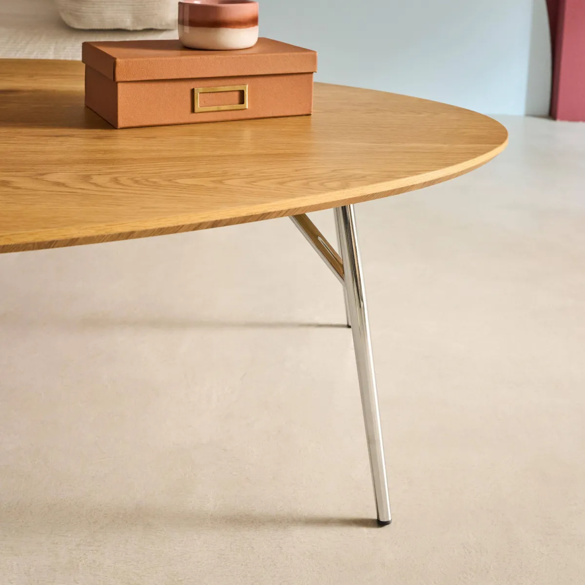 sweeek Tavolino triangolare con gambe cromate e effetto legno