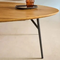 sweeek Tavolino triangolare con gambe in metallo nero e effetto rovere