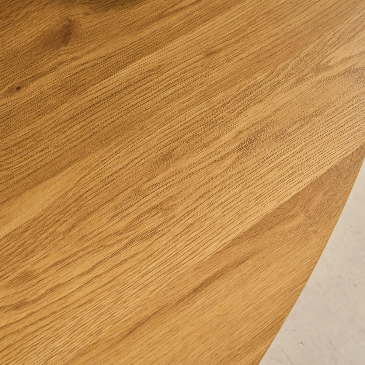 sweeek Tavolino triangolare con gambe in metallo nero e effetto rovere