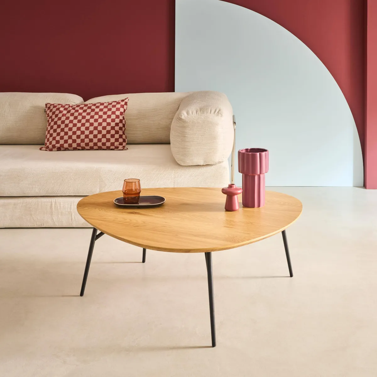 sweeek Tavolino triangolare con gambe in metallo nero e effetto rovere