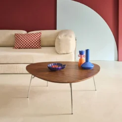Tavolino triangolare con gambe cromate e effetto legno