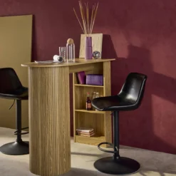 Tavolo alto da cucina decorato in legno con ripostigli