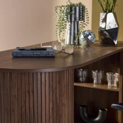 Tavolo alto da cucina decorato in legno con ripostigli