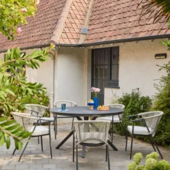 sweeek Tavolo da giardino rotondo in alluminio e vetro, 6 posti