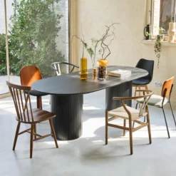 sweeek Tavolo da pranzo ovale in legno di hevea e impiallacciatura di rovere 8 posti