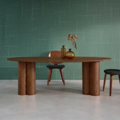 sweeek Tavolo da pranzo ovale in legno di hevea e impiallacciato rovere 8 posti