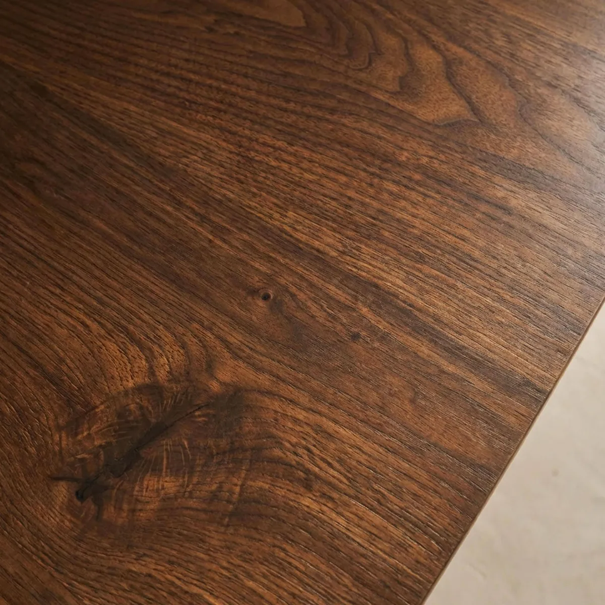 sweeek Tavolo da pranzo quadrato effetto legno con gambe in metallo nero 4 posti
