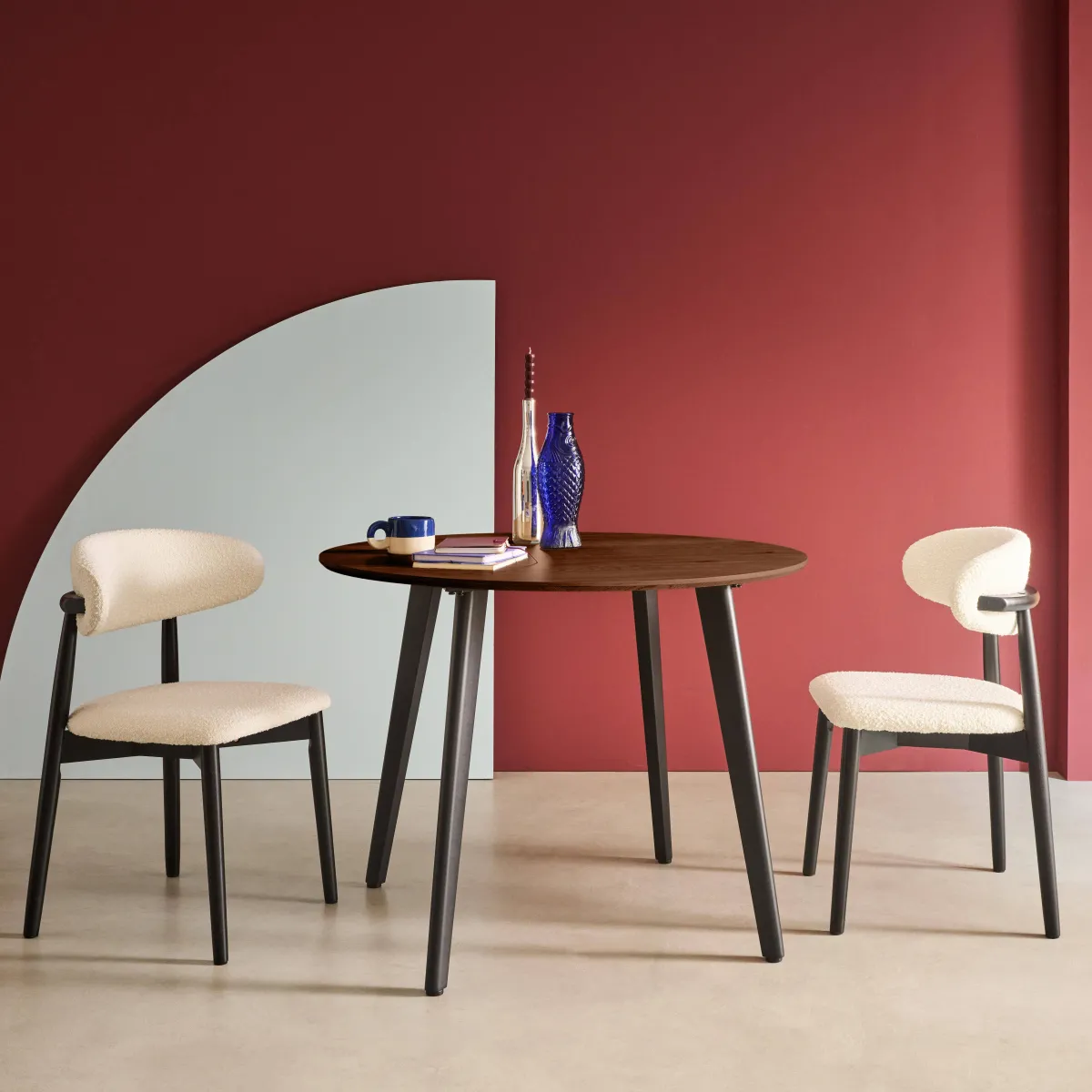 sweeek Tavolo da pranzo rotondo effetto legno con gambe in metallo nero 4 posti