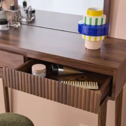 sweeek Toeletta trucco decorata in legno con specchio e 2 cassetti, 90cm